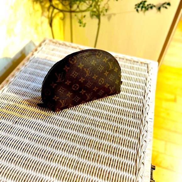 🦁 Louis Vuitton LV Monogram Travel Pouch Bag - Picture 4 of 13